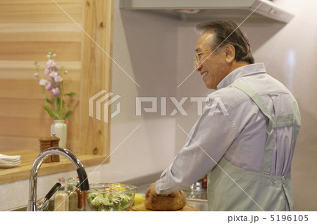 キッチンで笑顔で料理をする男性 キッチンで笑顔で料理をする男性 5196105