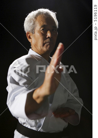 構えをする中高年の男性 5196119