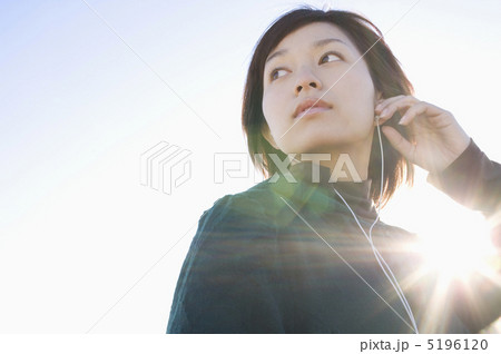 音楽を聴く女性 5196120