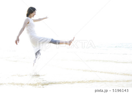 海辺ではしゃぐ女性 5196143