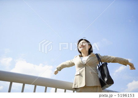 のびをする若い女性 のびをする若い女性 5196153