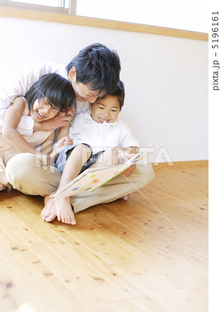 本を読む日本人親子 5196161