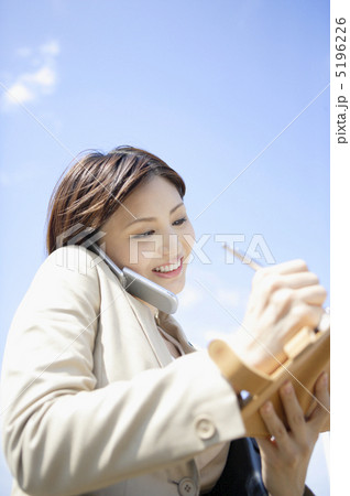 メモをとる若い女性 5196226