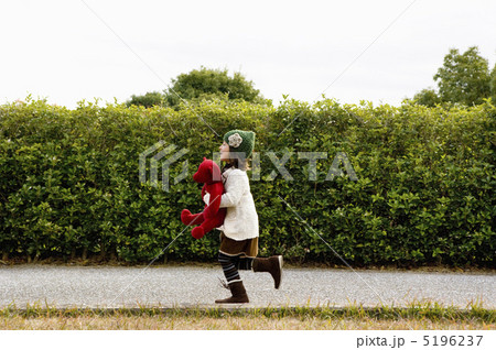 クマのぬいぐるみと女の子 クマのぬいぐるみと女の子 5196237