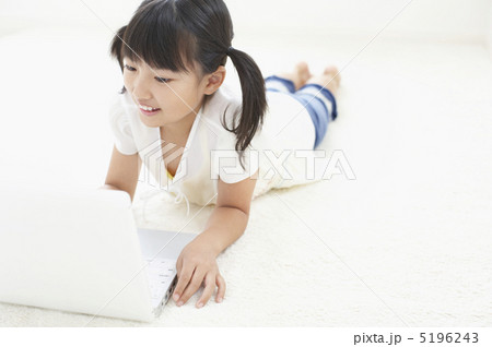 パソコンを操作する女の子 パソコンを操作する女の子 5196243
