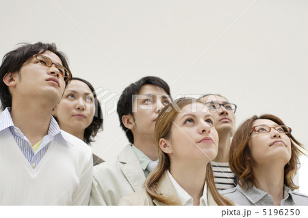 上を見上げる若者 5196250