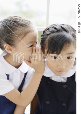 内緒話をする制服姿の女の子 5196259