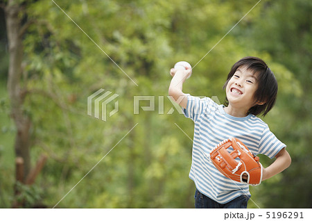 ボールを投げる男の子 ボールを投げる男の子 5196291