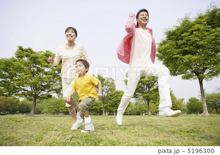 公園を走る日本人家族 5196300