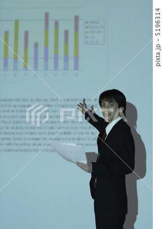 腕を伸ばすビジネスマン 5196314