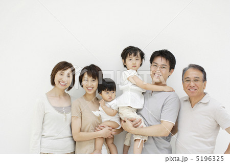 寄り添う三世代家族 5196325