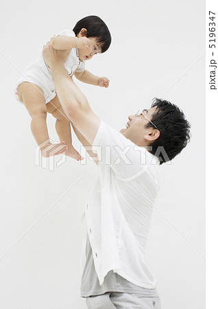 子供を抱き上げる父の写真素材