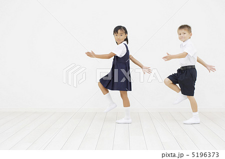 行進する制服姿の小学生2人の写真素材 [5196373] - PIXTA