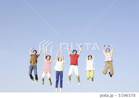 ジャンプをする若者 5196378
