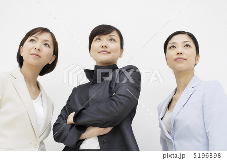 上を見る三人のOL 5196398