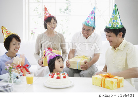 パーティの三世代家族 5196401