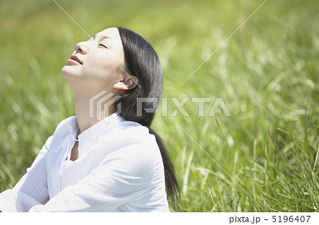 顔を上げて目を閉じる日本人女性 顔を上げて目を閉じる日本人女性 5196407