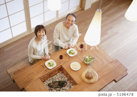 大きなテーブルでワインと食事を楽しむ男女 5196478