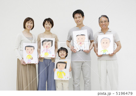 似顔絵と三世代家族 5196479