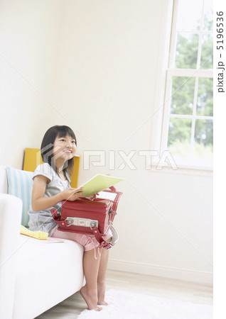 ランドセルを膝において座る女の子 5196536
