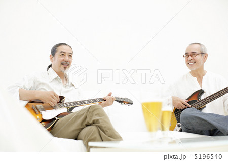 ギターを弾くシニア男性たち 5196540