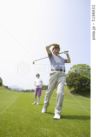ゴルフをする中高年カップル ゴルフをする中高年カップル 5196632