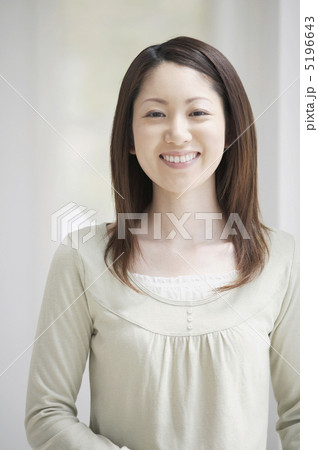 微笑む女性 5196643
