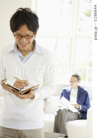 手帳にメモをする若者 手帳にメモをする若者 5196644