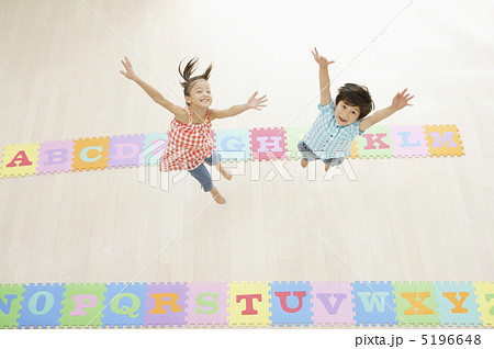 ジャンプをする二人の子供 ジャンプをする二人の子供 5196648