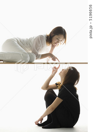 指を指す女性 指を指す女性 5196656