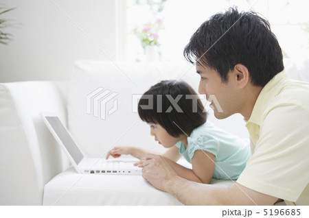 パソコンの前の父と子 5196685