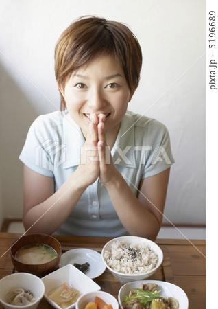 両手を合わせる20代の日本人女性 5196689