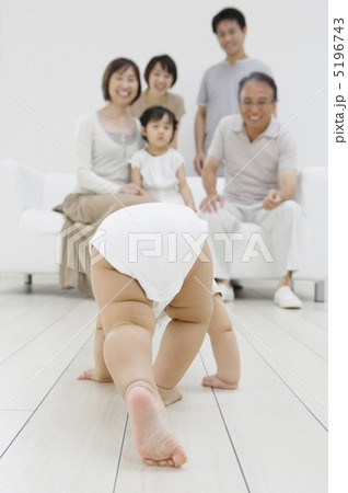 赤ちゃんを見守る家族 5196743
