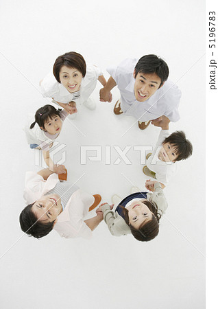 輪になって上を見る親子達 輪になって上を見る親子達 5196783