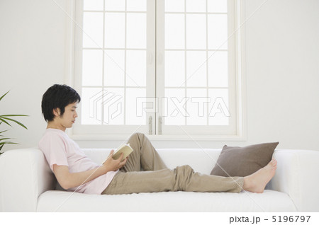 ソファでくつろぐ男性 5196797