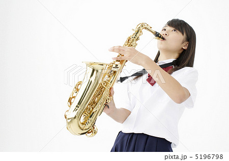 楽器を吹く女子中学生 5196798
