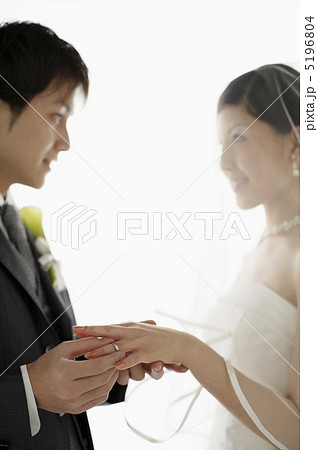指輪交換をする新郎新婦 5196804