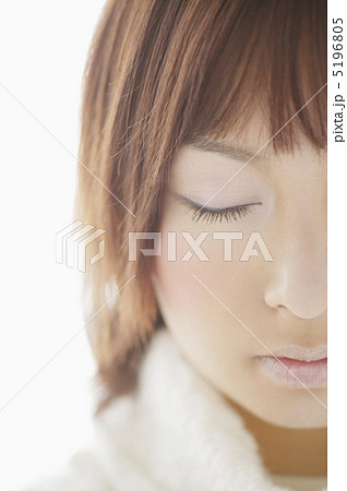 女性の顔のアップ 5196805