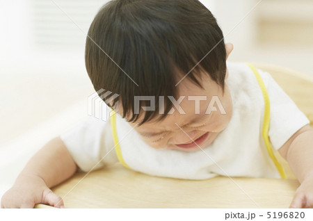 泣く赤ちゃん 5196820