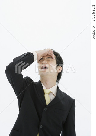 額に手をあてる日本人ビジネスマン 5196821