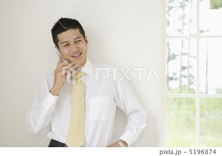 携帯電話とビジネスマン 5196874