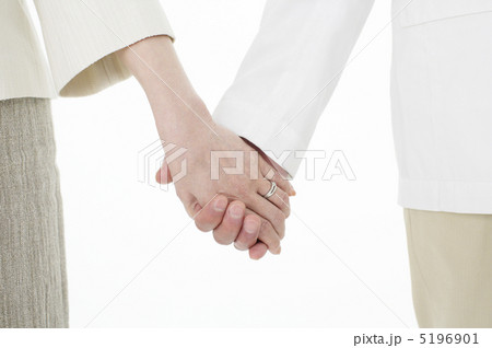繋いだ男女の手 5196901
