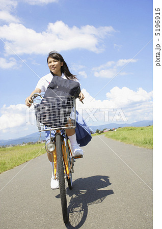 自転車に乗る女子中学生の写真素材 [5196916] - PIXTA