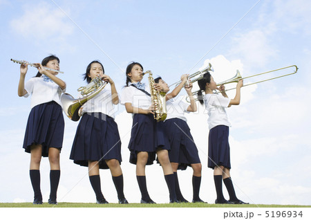 楽器を演奏する女子中学生 5196934