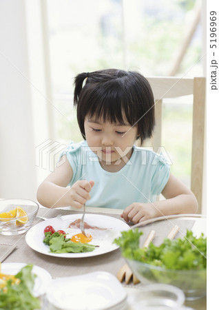 食事をする女の子 食事をする女の子 5196969