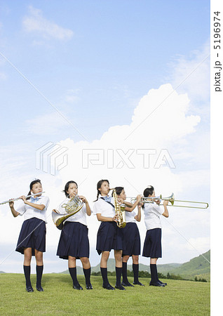 楽器を演奏する女子中学生 5196974