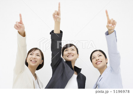上を指差す三人のOL 5196978