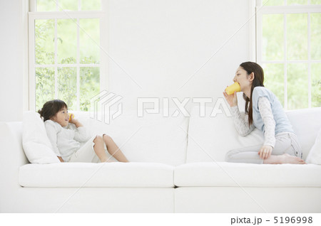 糸電話で遊ぶ母娘 5196998