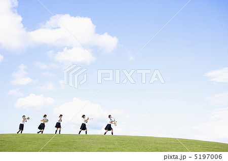 楽器を持って草原を歩く女子中学生 楽器を持って草原を歩く女子中学生 5197006