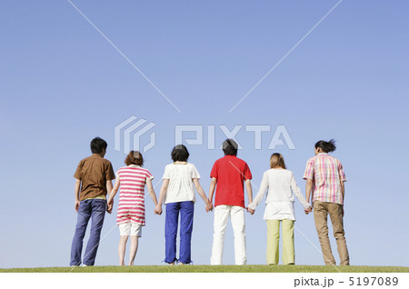 草原に立つ6人の若者 草原に立つ6人の若者 5197089